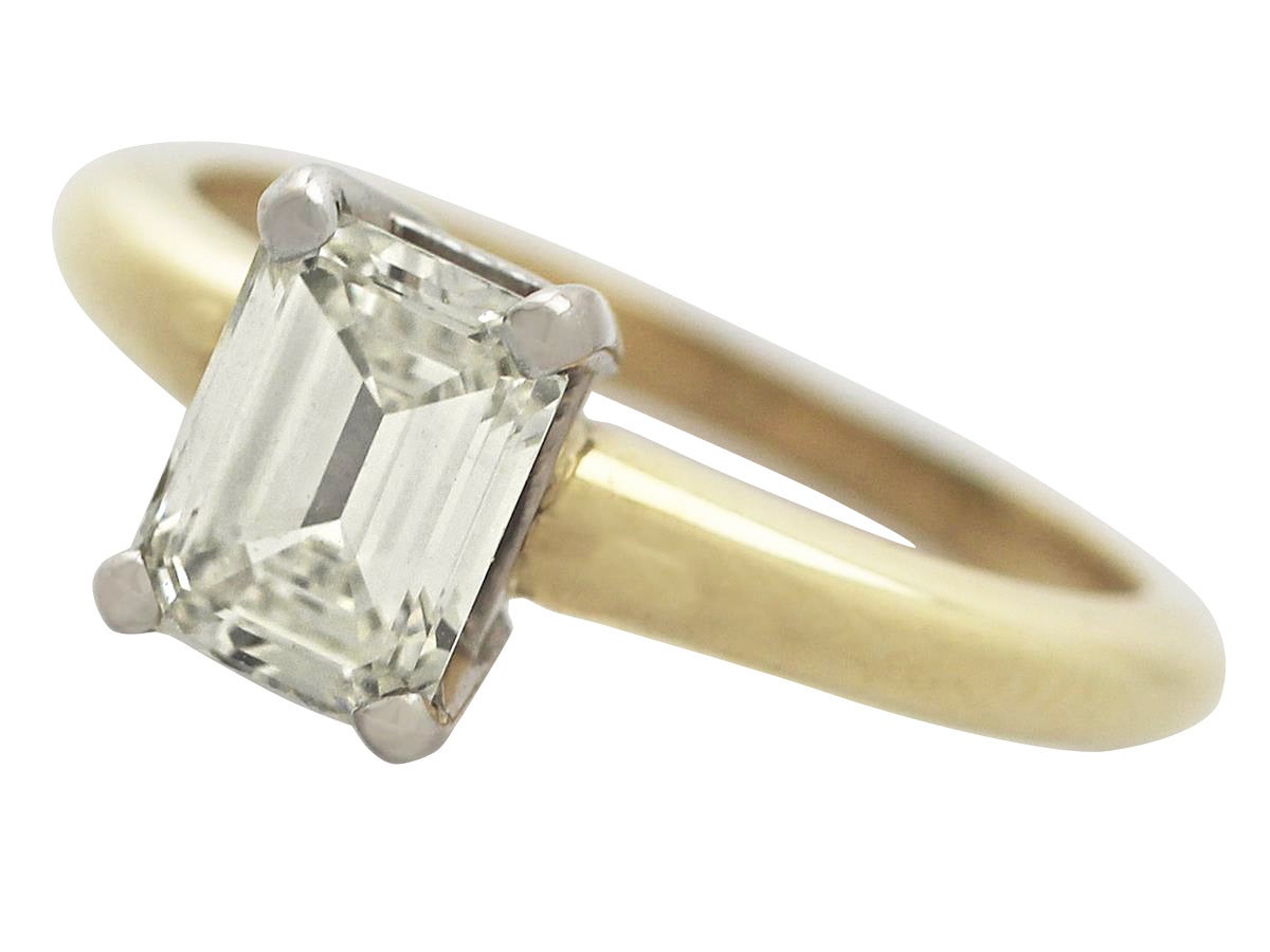Women's 1.10Ct Diamond and 18k Yellow Gold Solitaire Ring - Contemporary