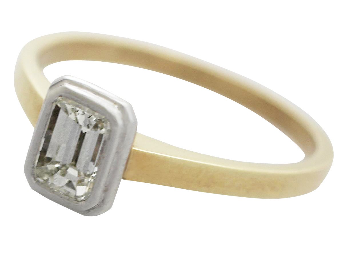 Diamond and Yellow Gold Solitaire Ring, Contemporary 2002 In Excellent Condition In Jesmond, Newcastle Upon Tyne