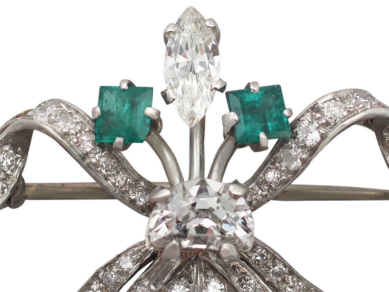 2.42Ct Diamond & 0.52Ct Emerald, 18k White Gold Brooch - Vintage Circa 1950 In Excellent Condition In Jesmond, Newcastle Upon Tyne