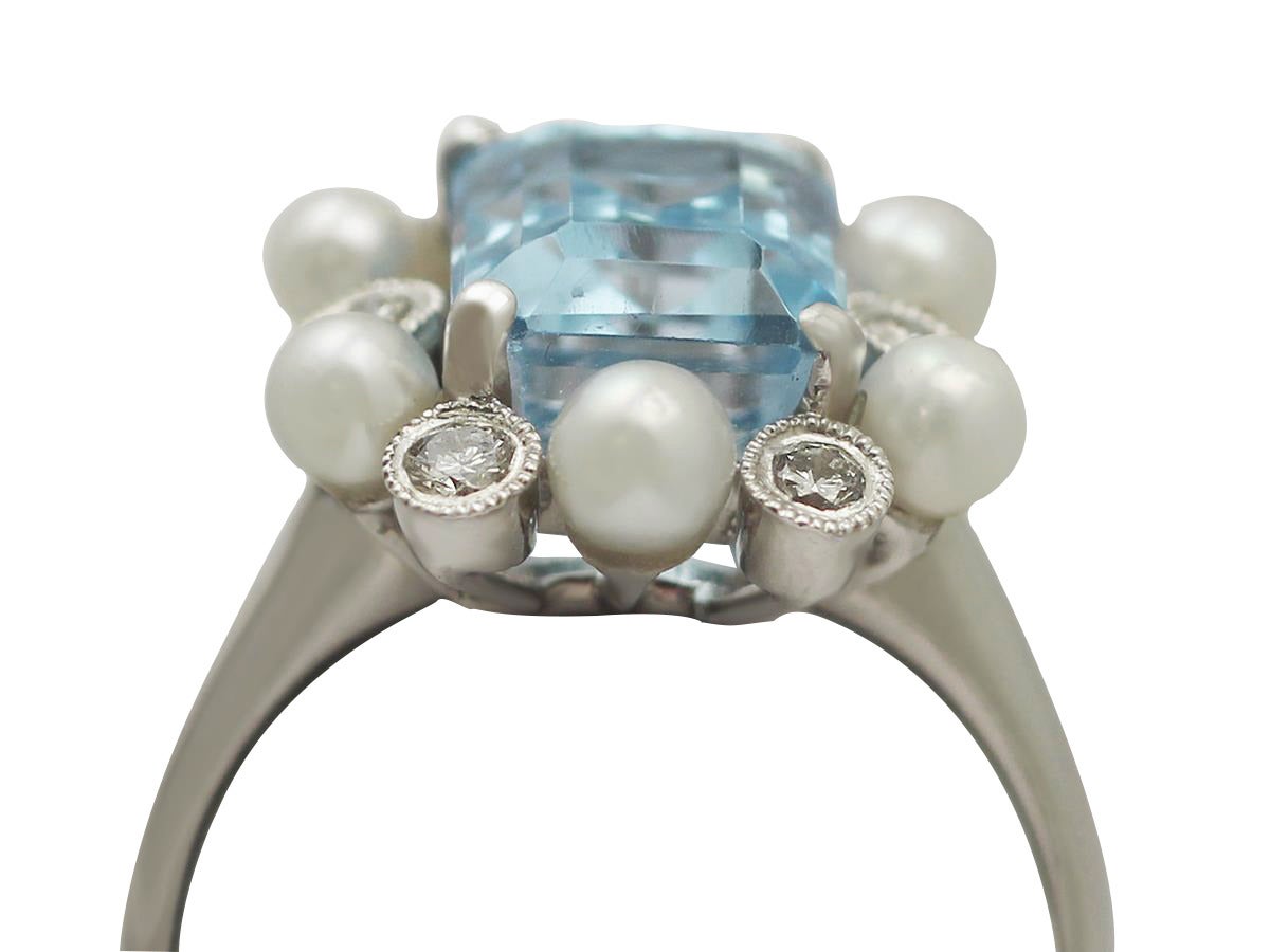 A fine and impressive vintage 3.18 carat natural aquamarine, 0.30 carat diamond and pearl, 18 karat white gold dress ring; part of our vintage jewelry and estate jewelry collections

This impressive 1960s ring has been crafted in 18k white