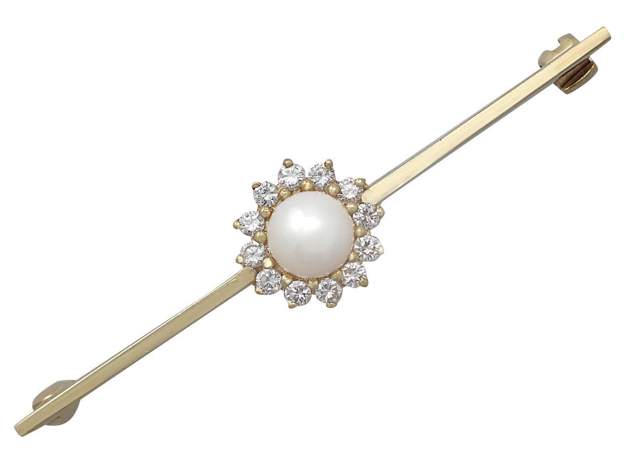 A fine pearl and 0.48 carat diamond, 18 karat yellow gold cluster bar brooch; part of our vintage jewelry and estate jewelry collections

This fine pearl brooch has been crafted in 18k yellow gold.

The bar brooch features a claw / prong set 6mm