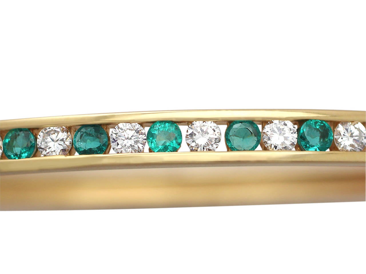 Diamond & Emerald and Yellow Gold Bangle In Excellent Condition In Jesmond, Newcastle Upon Tyne