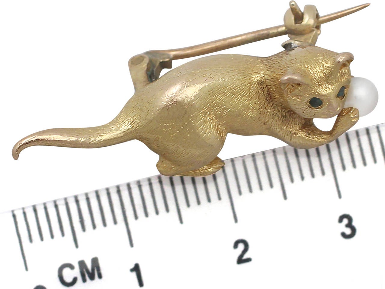 Emerald and Pearl, 18k Yellow Gold 'Cat' Brooch - Antique Victorian 3