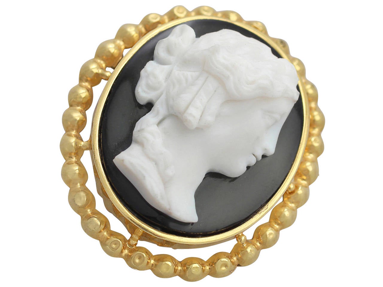 A fine and impressive antique French 18 karat yellow gold cameo brooch / pendant; part of our antique jewelry and estate jewelry collections

This fine antique French cameo brooch / pendant has been crafted in 18k yellow gold.

The oval cameo is