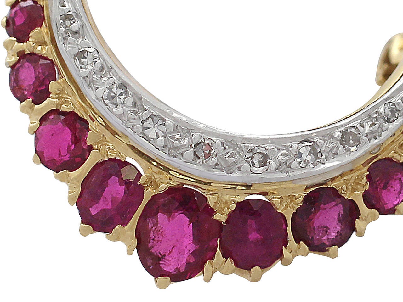 2.32Ct Ruby & 0.23Ct Diamond, 18k Yellow Gold Crescent Brooch - 1976 In Excellent Condition In Jesmond, Newcastle Upon Tyne