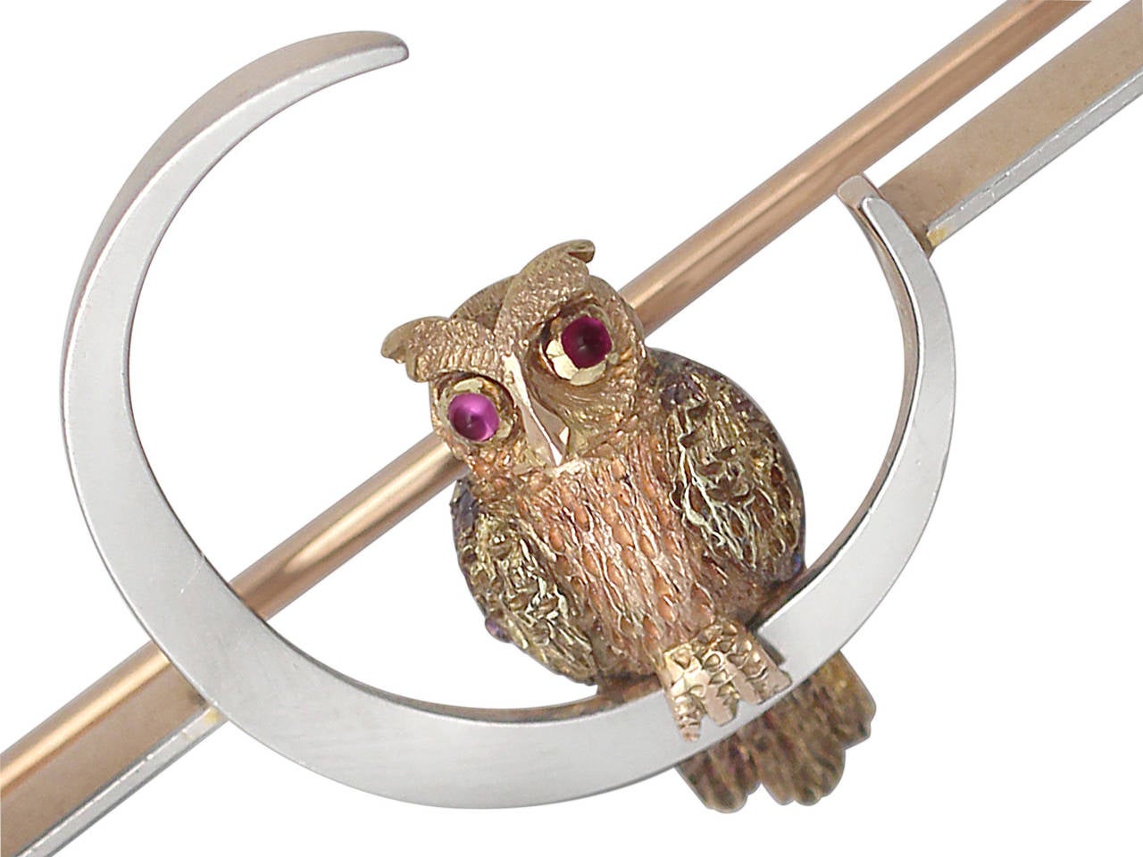 0.02Ct Ruby & 15K Yellow Gold & Platinum, Owl & Moon Bar Brooch - Antique In Excellent Condition In Jesmond, Newcastle Upon Tyne