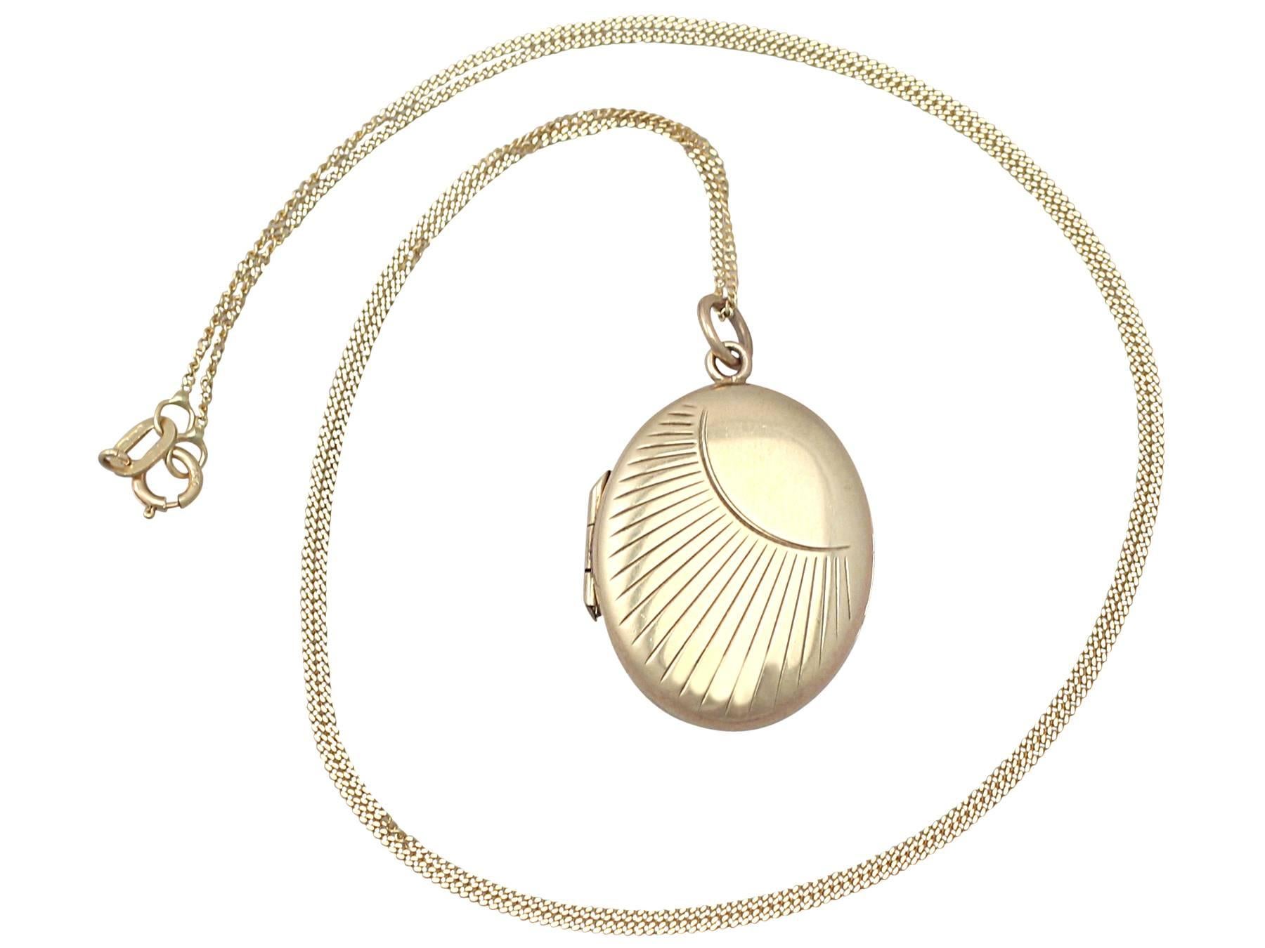 Eine feine und beeindruckende Vintage 9 Karat Gelbgold Medaillon Anhänger in der Art Deco-Stil; Teil unserer vielfältigen Schmuck und Nachlassschmuck Sammlungen

Diese feine und beeindruckende Vintage Medaillon wurde in 15k Gelbgold gefertigt. 

Der