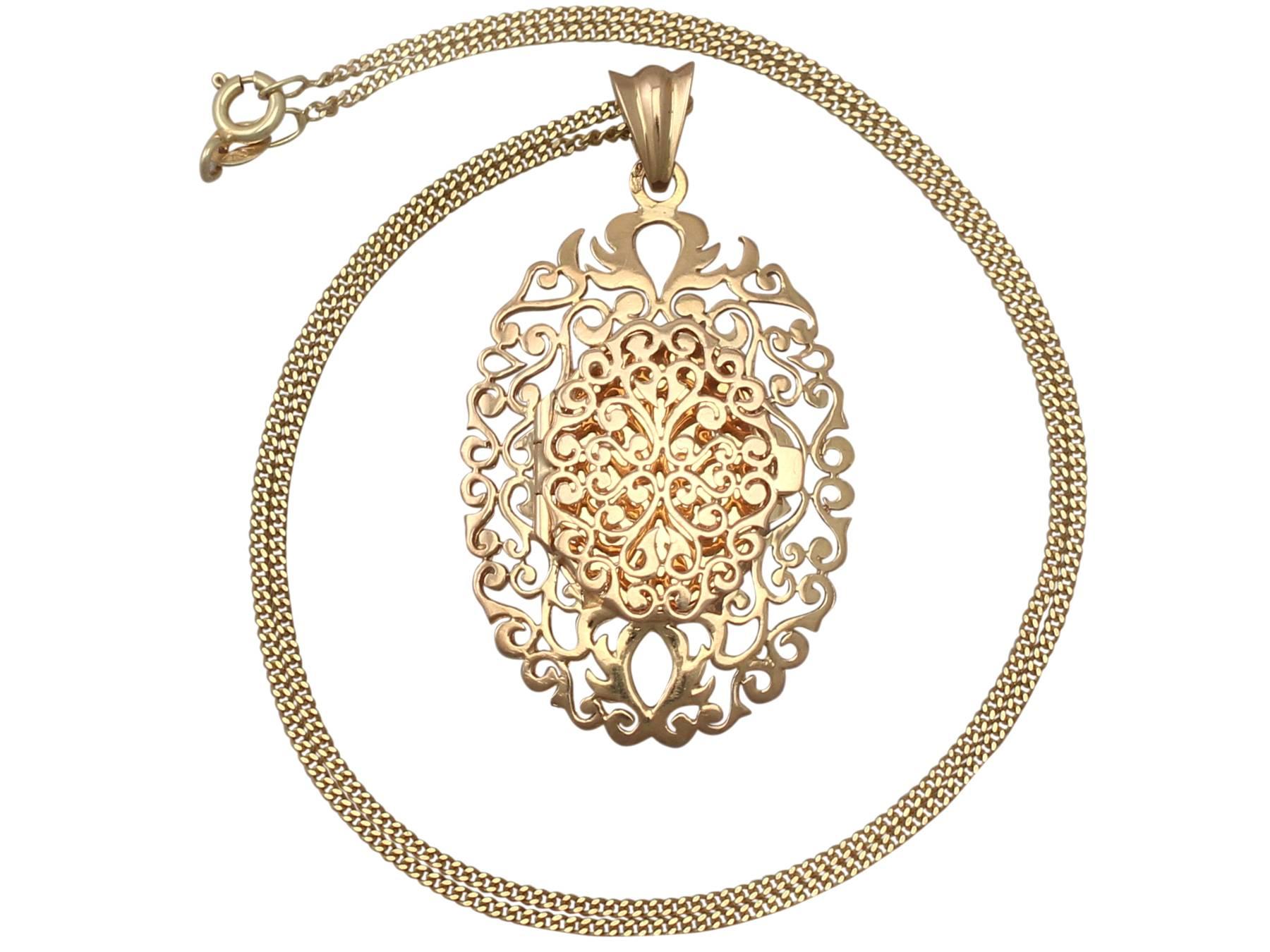 A fine and impressive vintage 18 karat yellow gold locket; part of our vintage jewelry and estate jewelry collections

This fine and impressive vintage locket pendant has been crafted in 18k yellow gold.

The pendant has an oval shaped filigree