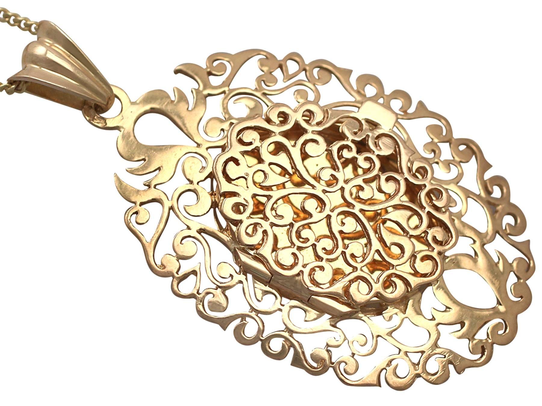 18k Yellow Gold Locket - Vintage Circa 1960 In Excellent Condition In Jesmond, Newcastle Upon Tyne