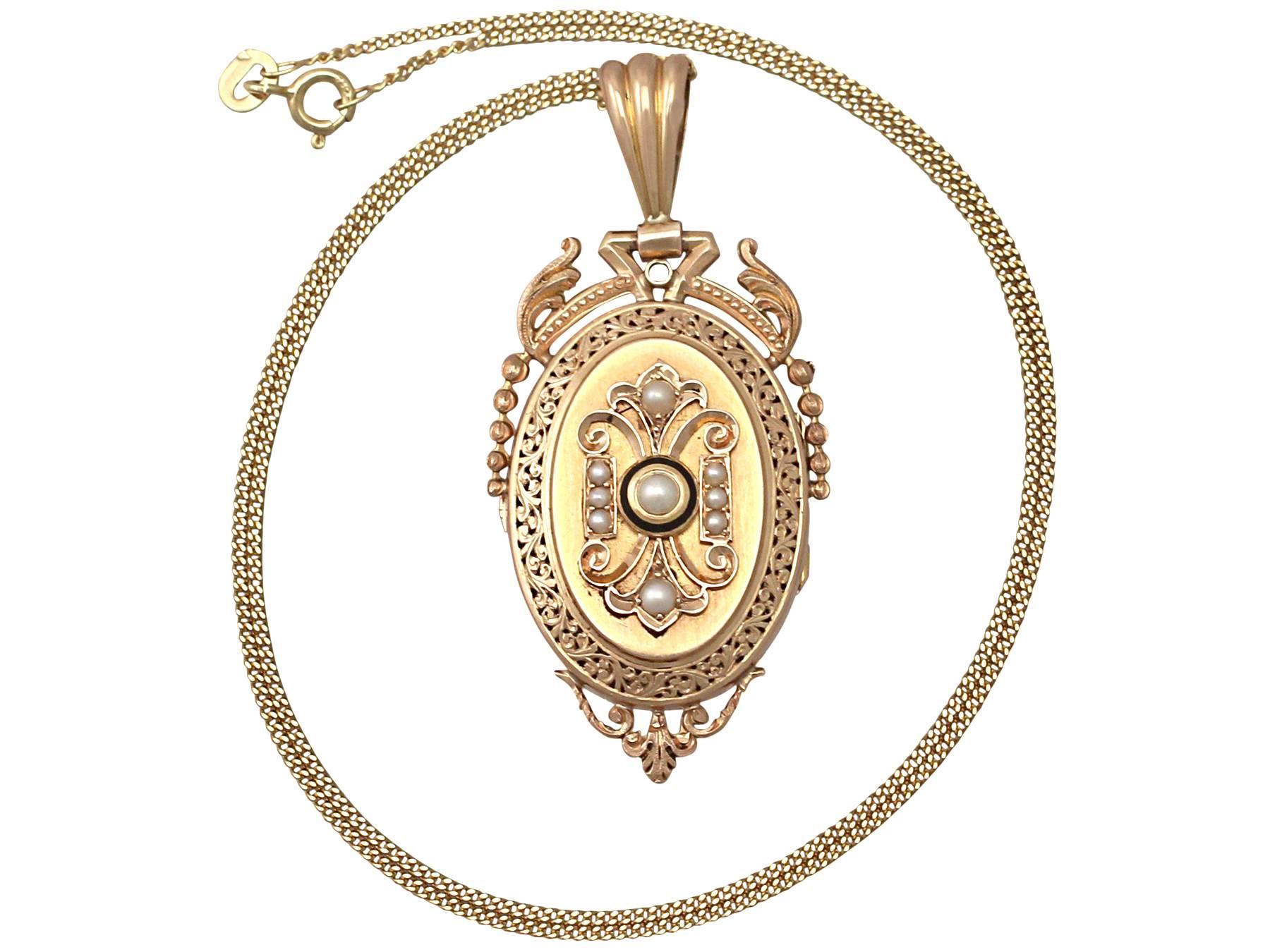 An exceptional and impressive antique 18 karat yellow gold locket; part of our French jewelry and estate jewelry collections

This exceptional French antique locket has been crafted in 18k yellow gold.

The pendant has an oval design accented