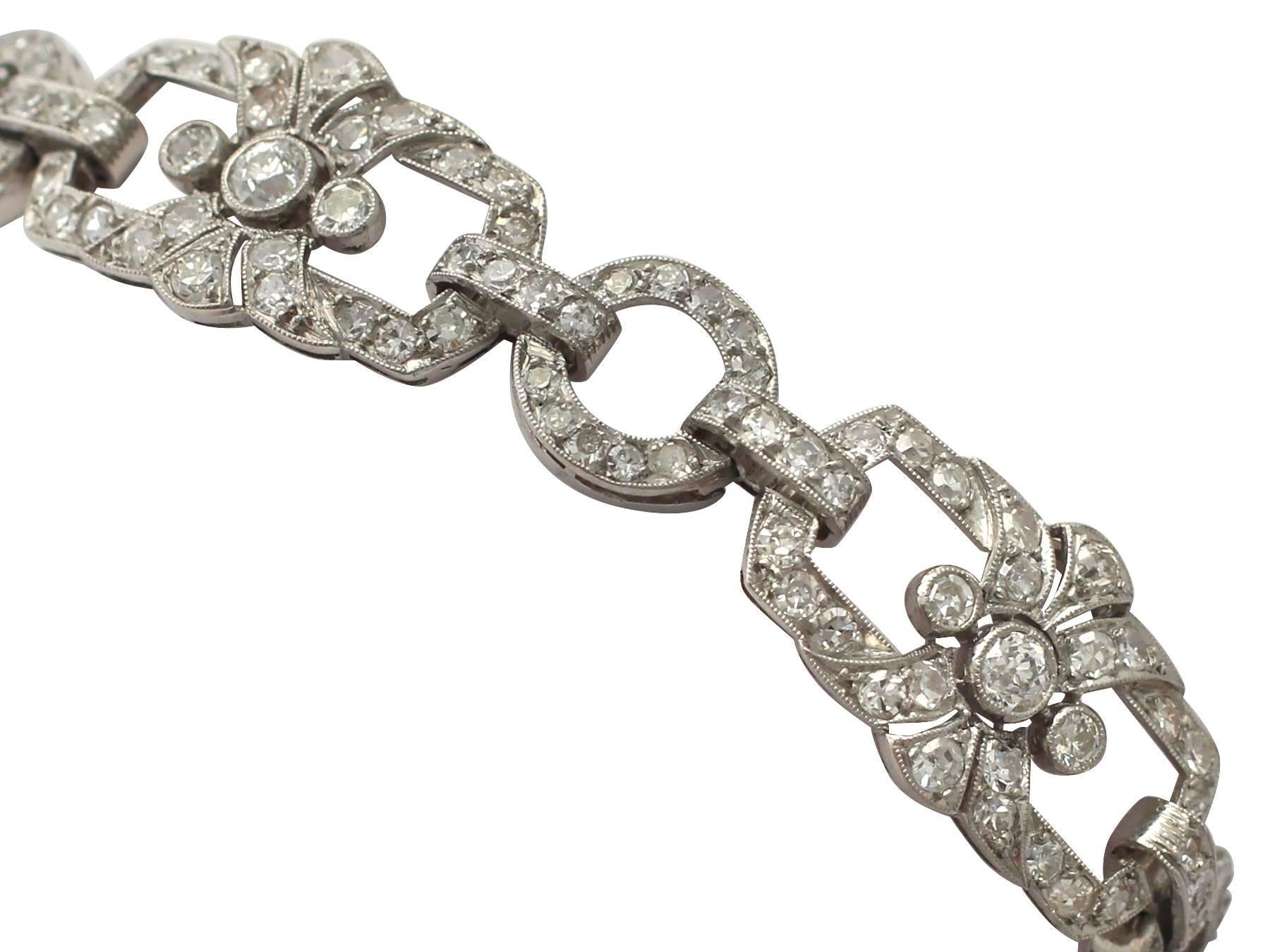 A fine and impressive antique 4.62 carat diamond (total) Art Deco bracelet in platinum; part of our antique and estate jewelry collections

This stunning antique Art Deco bracelet has been crafted in platinum.

The bracelet features five,