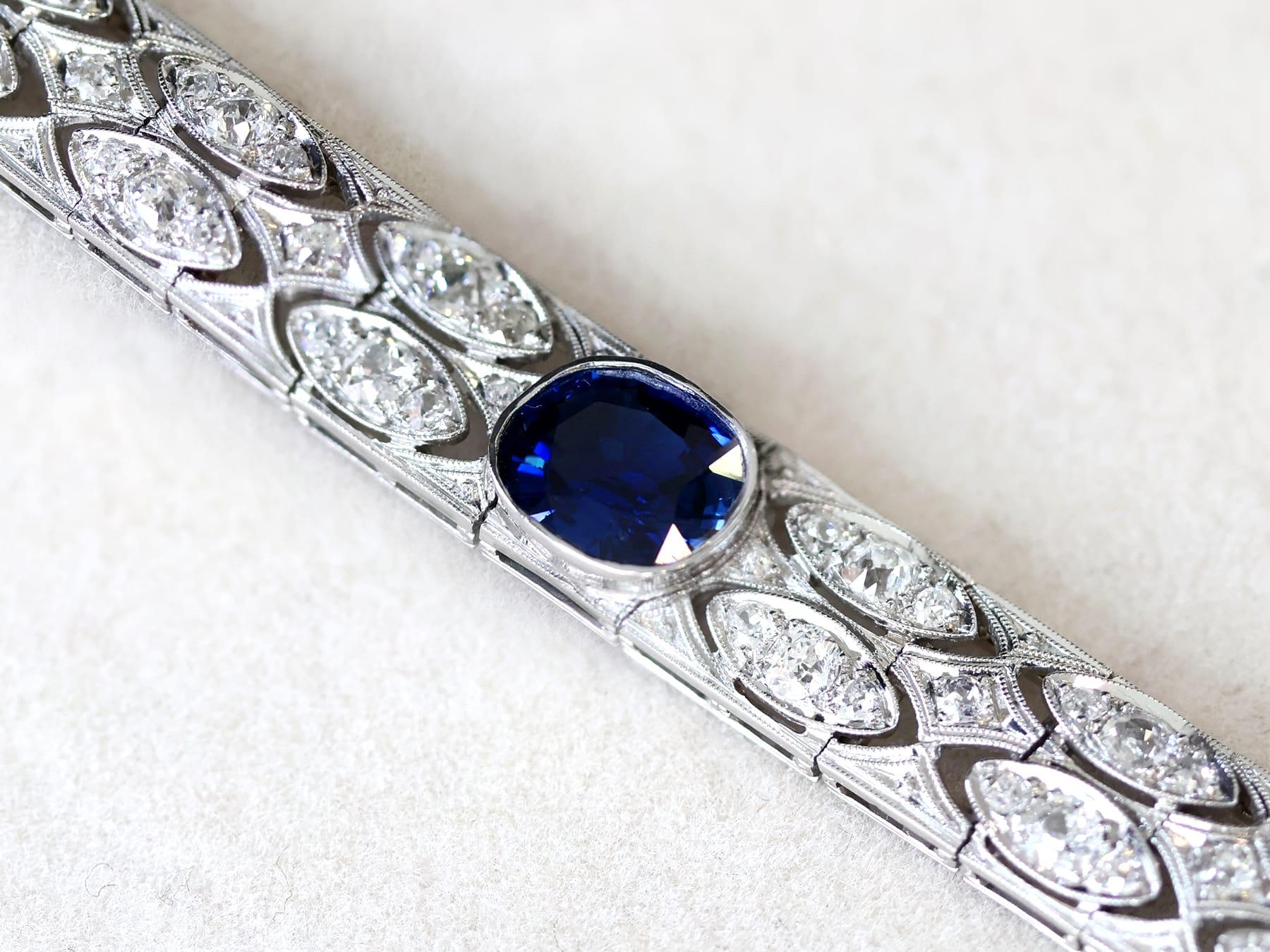 Platinarmband mit 2,90 Karat basalistischem Saphir und 5,40 Karat Diamanten im Art déco-Stil (Kissenschliff) im Angebot