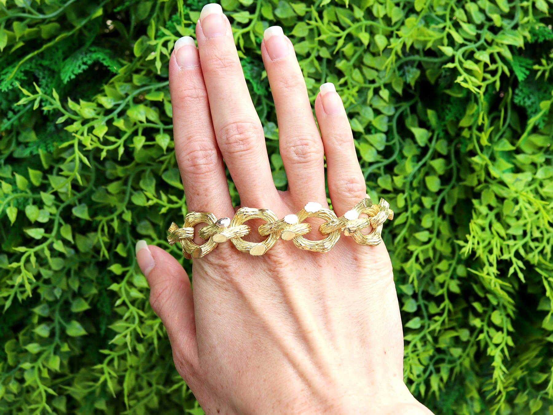Un exceptionnel, fin et impressionnant bracelet Boucheron vintage en or jaune 18k ; faisant partie de notre diverse collection de bijoux Boucheron. 

Ce bracelet en or vintage exceptionnel, fin et impressionnant a été réalisé en or jaune 18