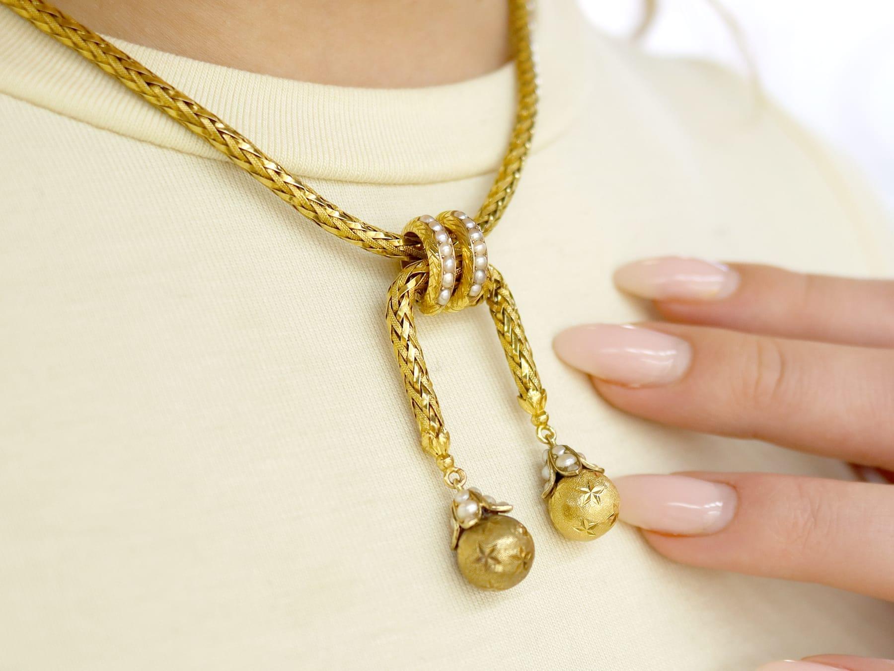 Taglio rotondo Collana intrecciata in oro giallo 18 carati e perle di seme in stile Art Nouveau Circa 1920 in vendita