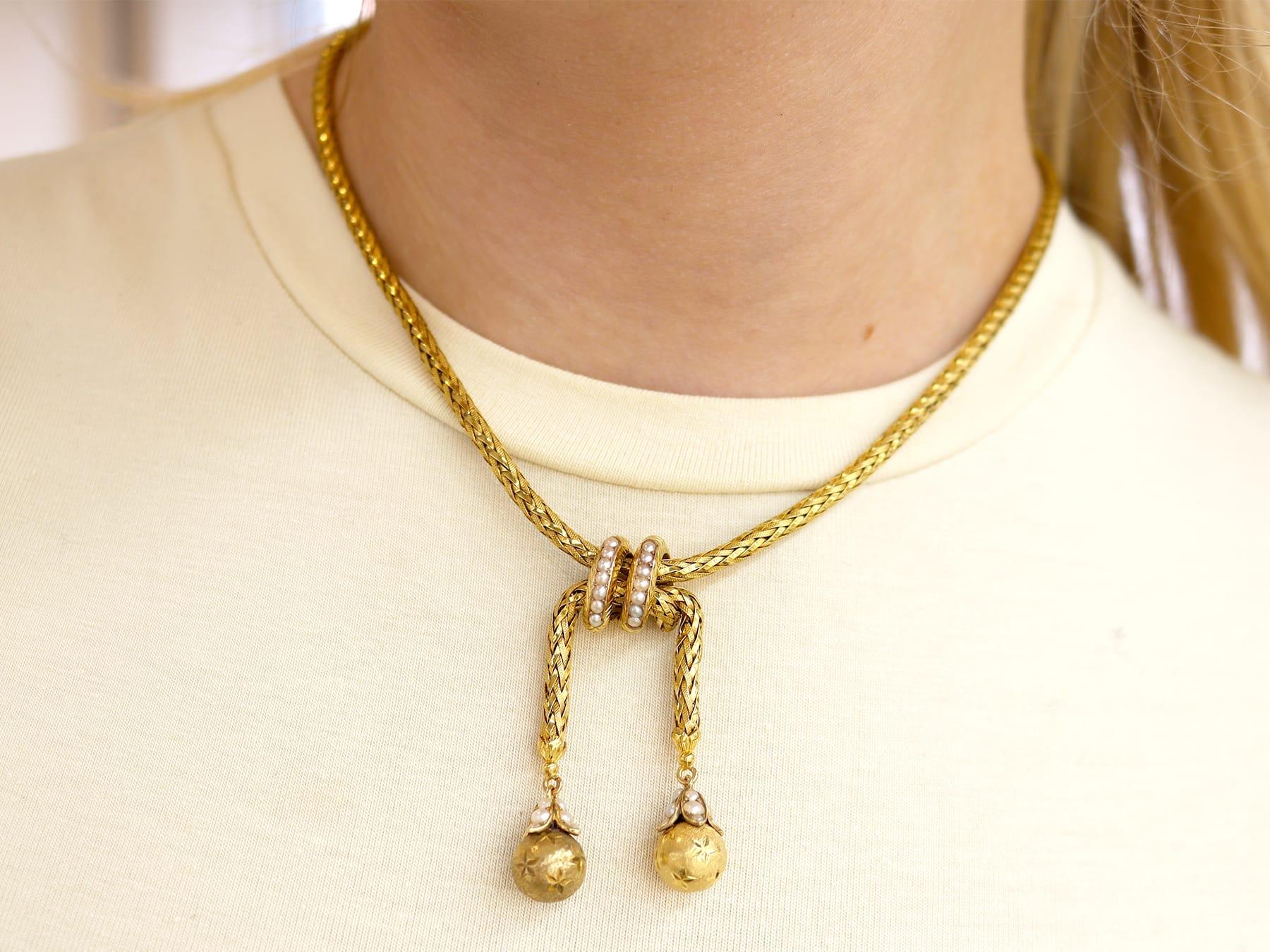 Un'eccezionale, raffinata e impressionante collana antica di perle e oro giallo 18 carati in stile Art Nouveau; fa parte della nostra vasta collezione di gioielli degli anni '20.

Questa raffinata e imponente collana antica in stile Art Nouveau è