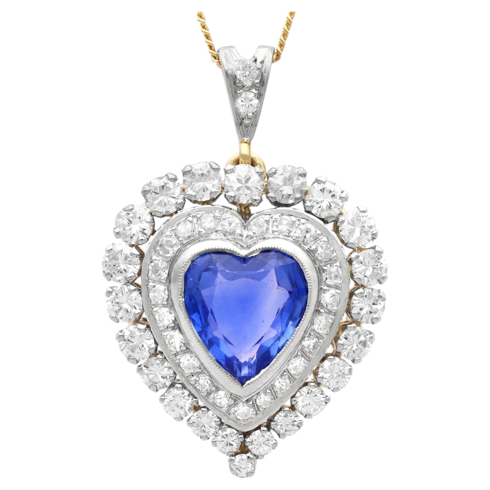 Ciondolo a forma di cuore in oro giallo 14k con zaffiro di Ceylon da 5,60 carati e diamante da 2,55 carati in vendita