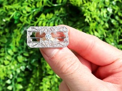 Broche Art déco ancienne en or blanc 18 carats sertie d'un diamant de 0,43 carat, vers 1920