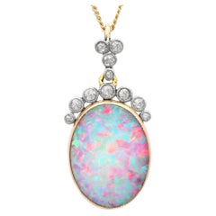 Antiker Anhänger aus 9-karätigem Gelbgold mit einem 3,05-Karat-Opal und einem 0,32-Karat-Diamanten, um 1910