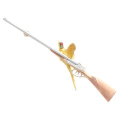 Broche vintage en émail et or 9 carats représentant un faisan et un fusil de chasse (1964)