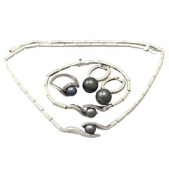 Contemporary Black Pearl and Diamond Gold Jewelry Set