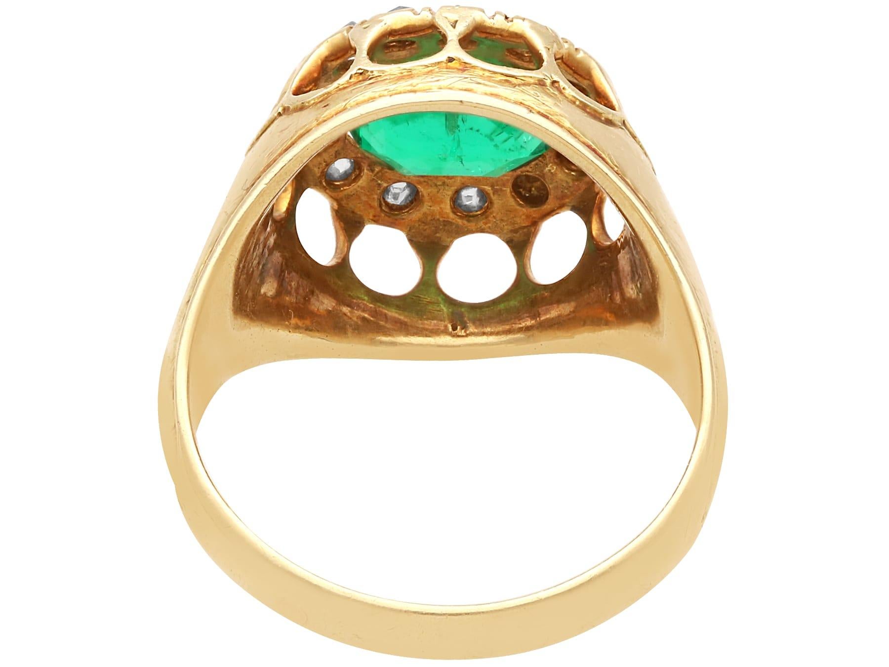Bague cocktail en or jaune avec émeraude de Colombie de 1,22 carat et diamants Excellent état - En vente à Jesmond, Newcastle Upon Tyne