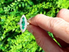 Antiker Marquise-Ring aus Gelbgold mit Smaragd und 1,38 Karat Diamant