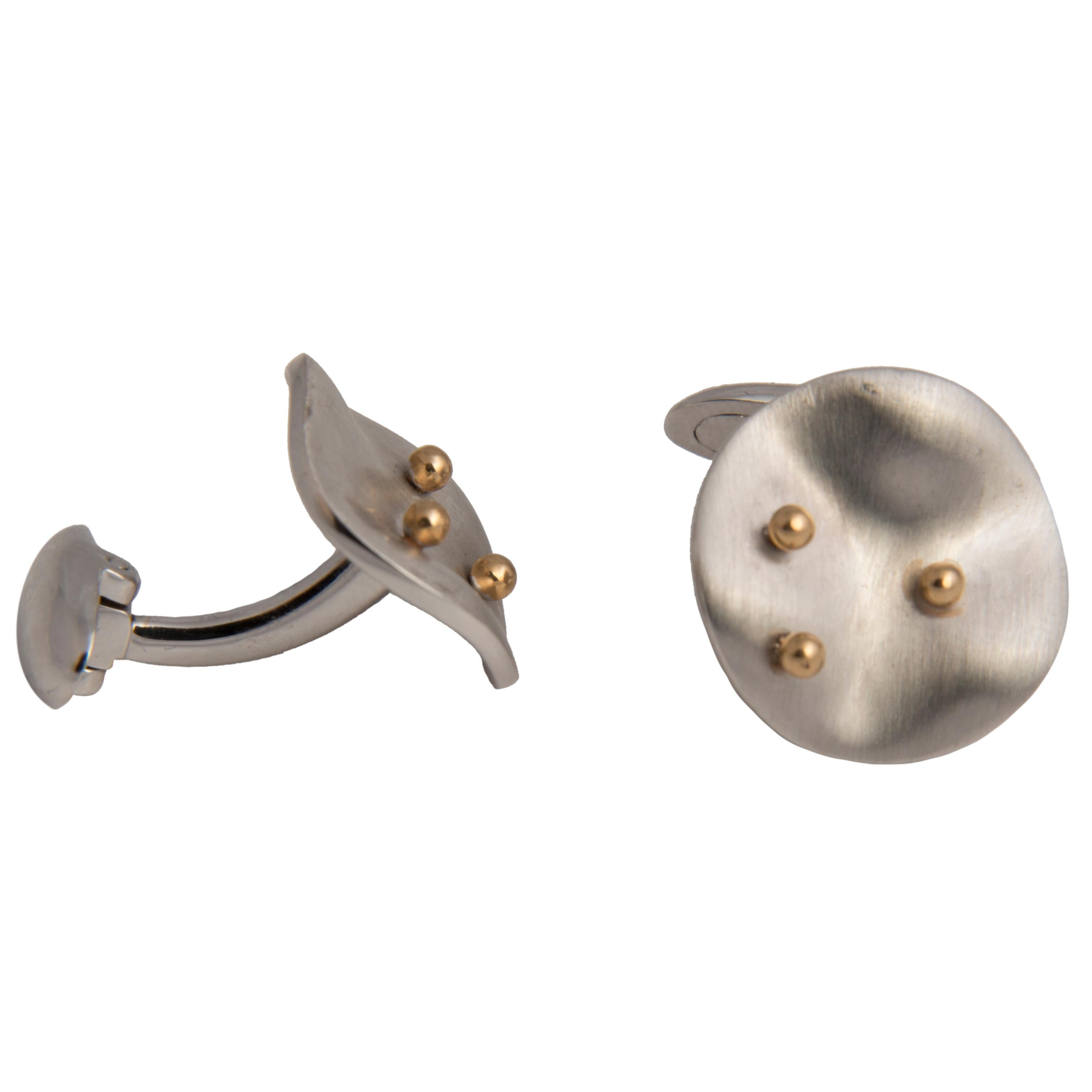 Pair of cufflinks by Florence Larochas, designed as brushed 18kt white gold circular waved discs set with three 18kt yellow gold pearls each.
Signed F. Larochas Paris, French hallmarks
Unique
Circa 2010