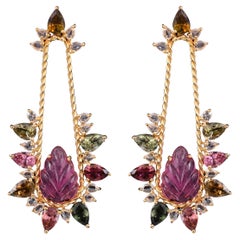 Boucles d'oreilles chandelier 6,46 carats, tourmaline sculptée, saphirs multiples et diamants