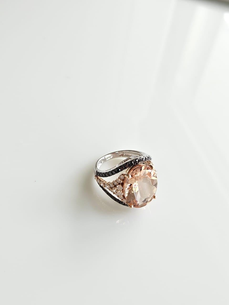Taglio ovale Anello di fidanzamento con morganite e diamanti neri in oro rosa 18 carati, 7,90 carati in vendita