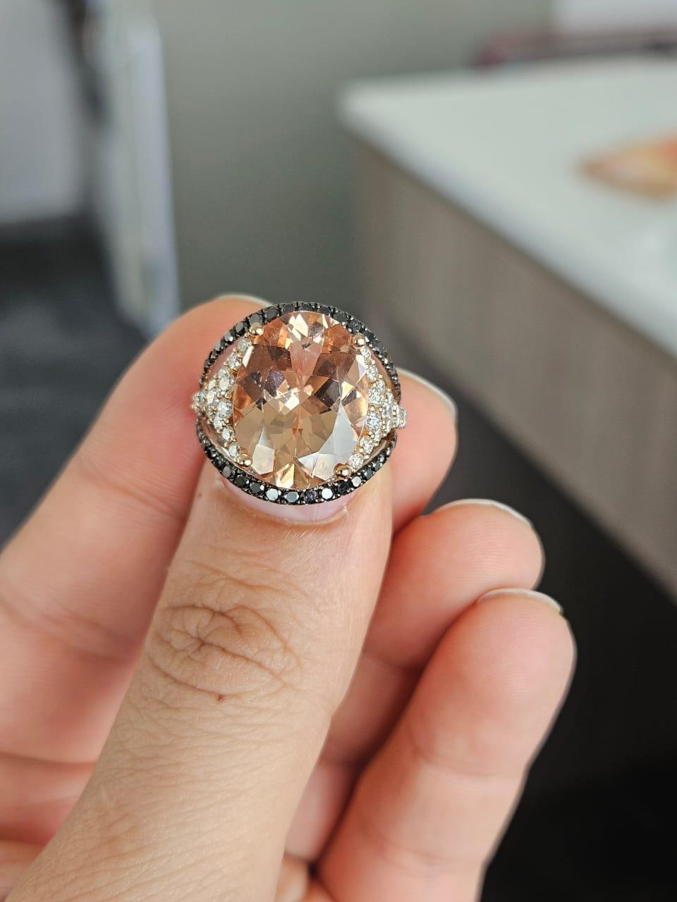 Un bellissimo anello di fidanzamento con morganite in oro rosa 18 carati e diamanti naturali, dallo stile moderno. Il peso della morganite è di 7.90 carati. Il peso complessivo dei diamanti è di 1,50 carati. Il peso netto dell'oro 18 carati è di