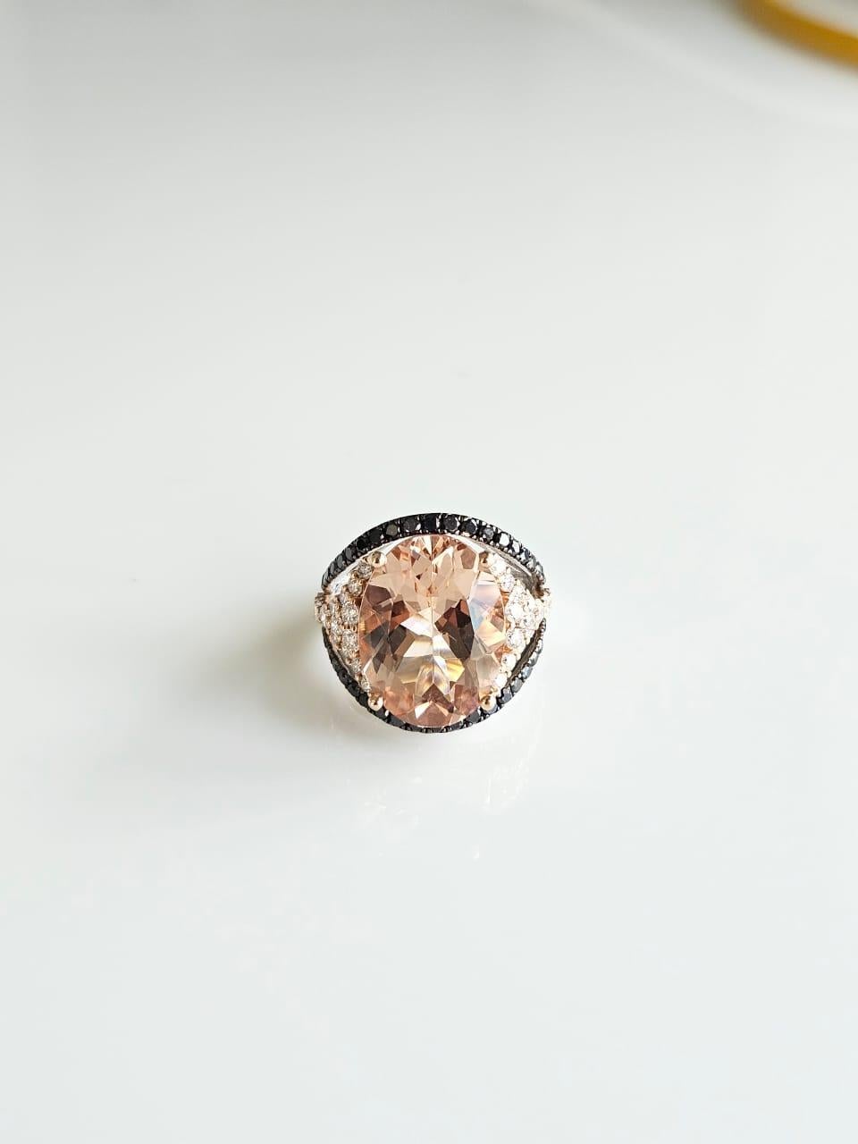 Anello di fidanzamento con morganite e diamanti neri in oro rosa 18 carati, 7,90 carati In condizioni Nuovo in vendita a Hong Kong, HK