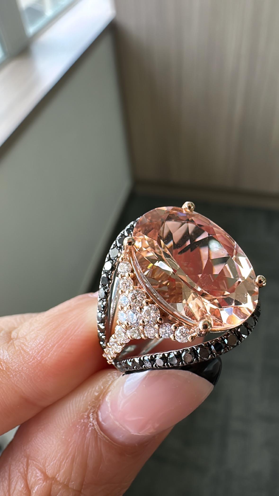 Anello di fidanzamento con morganite e diamanti neri in oro rosa 18 carati, 7,90 carati in vendita 1