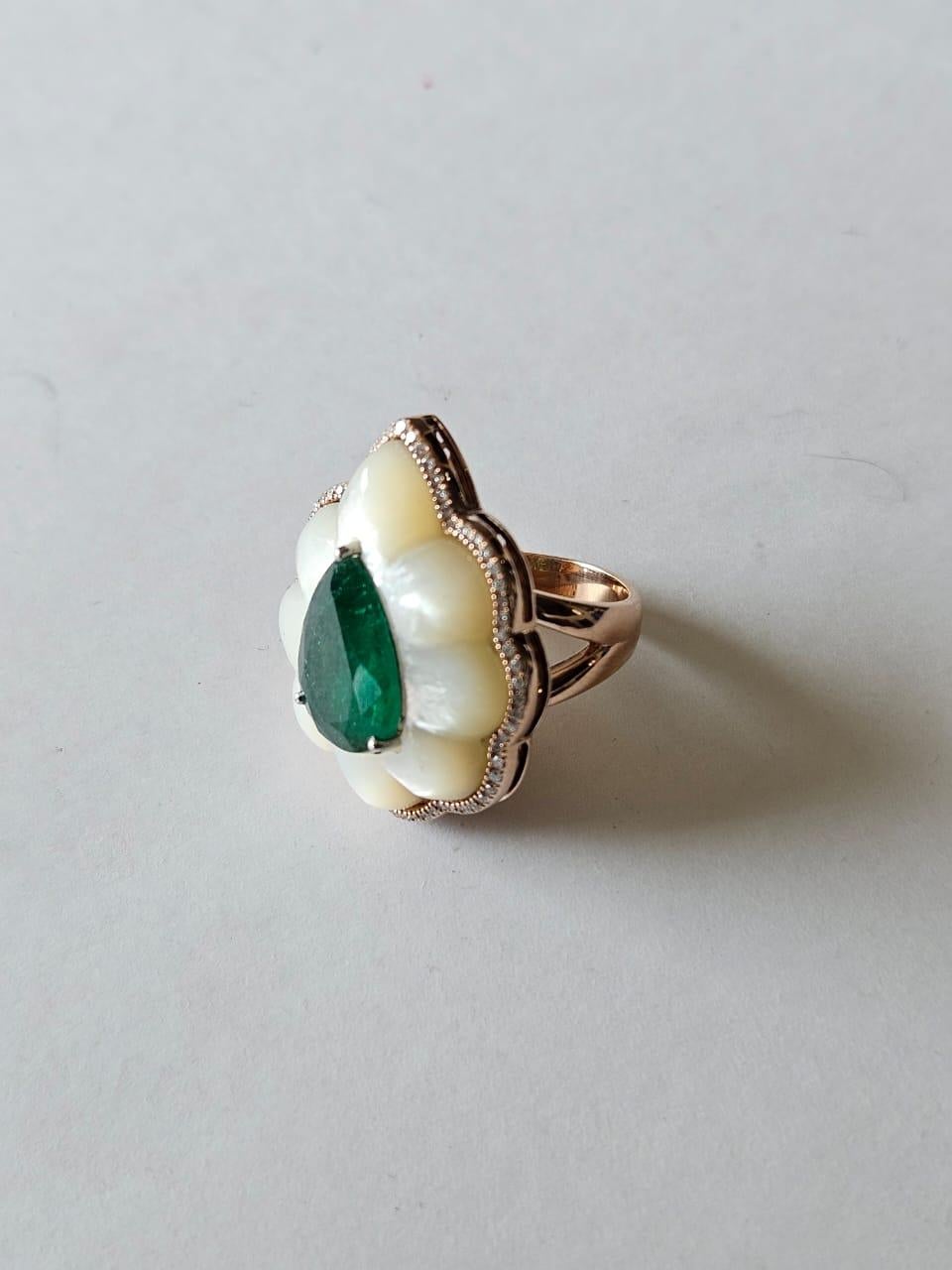 Cocktailring aus 18 Karat Gold, sambischer Smaragd, Perlmutt und Diamanten (Tropfenschliff) im Angebot