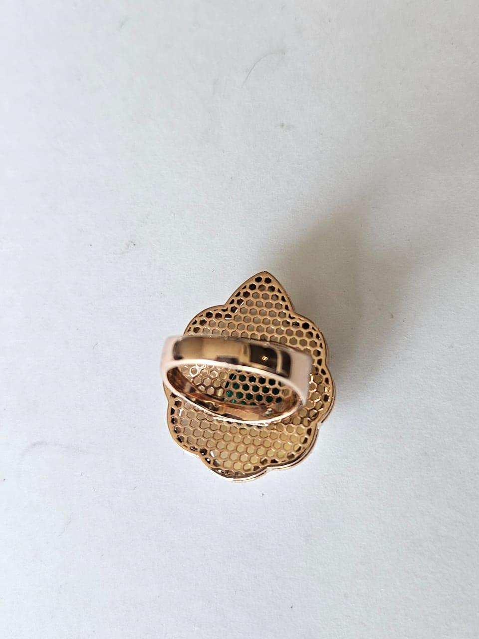 Cocktailring aus 18 Karat Gold, sambischer Smaragd, Perlmutt und Diamanten (Moderne) im Angebot