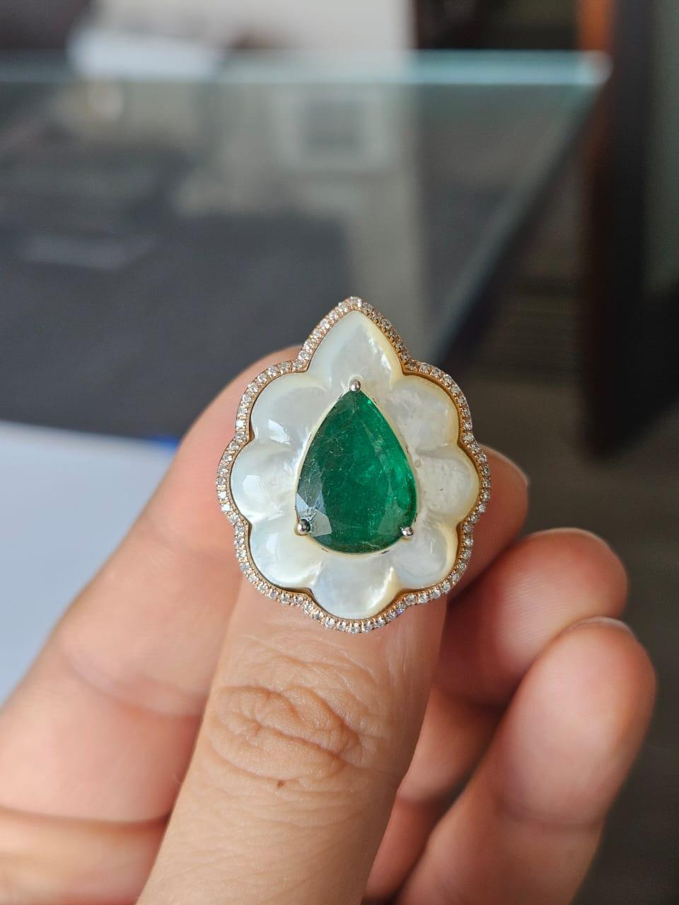 Ein sehr prächtiger und schöner, moderner Stil, Smaragd & Perlmutt Cocktail Ring in 18K Gelbgold & natürliche Diamanten gesetzt. Das Gewicht des birnenförmigen Smaragds beträgt 4.32 Karat. Der Smaragd ist völlig natürlich, unbehandelt und stammt aus