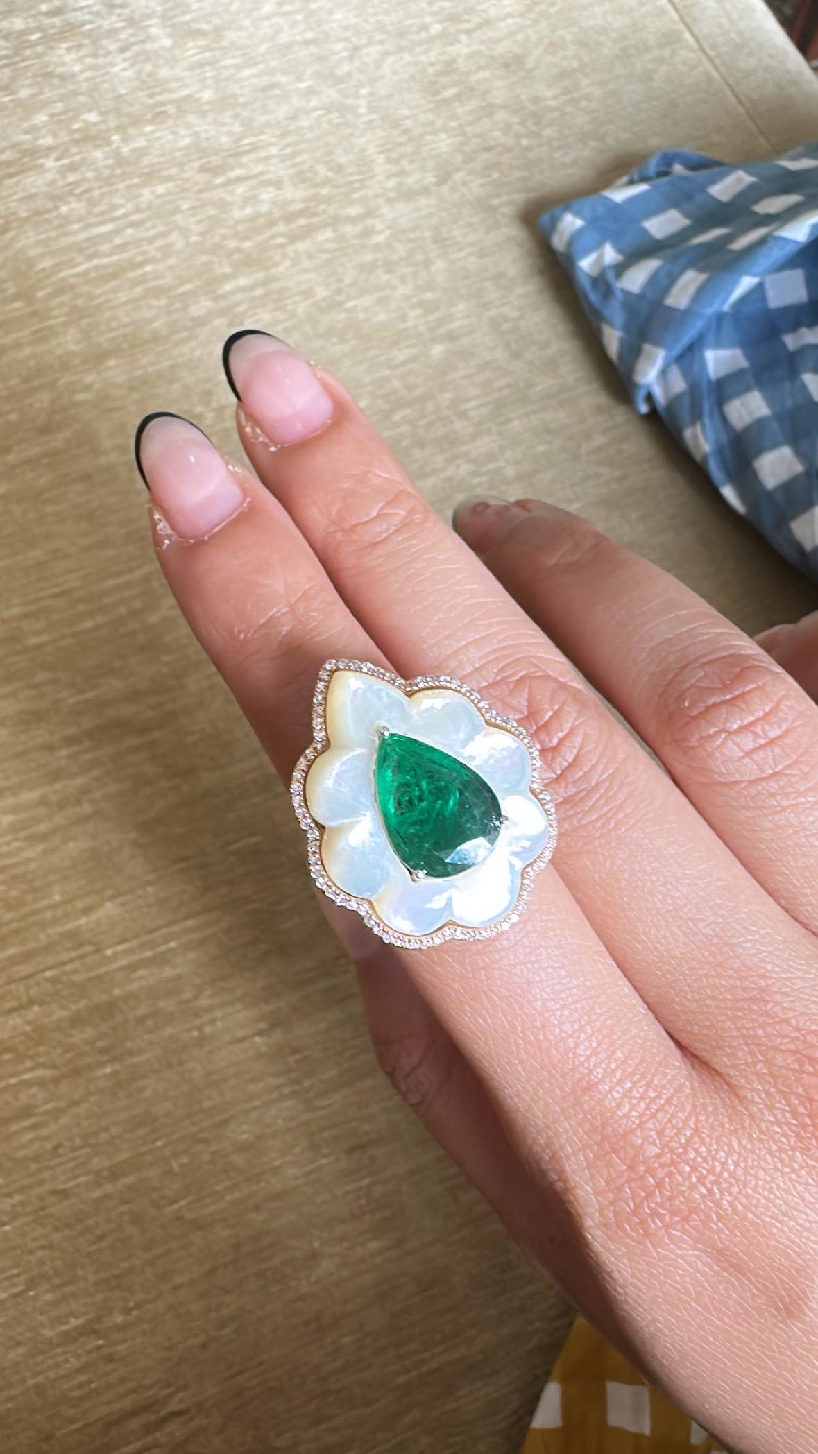 Cocktailring aus 18 Karat Gold, sambischer Smaragd, Perlmutt und Diamanten für Damen oder Herren im Angebot