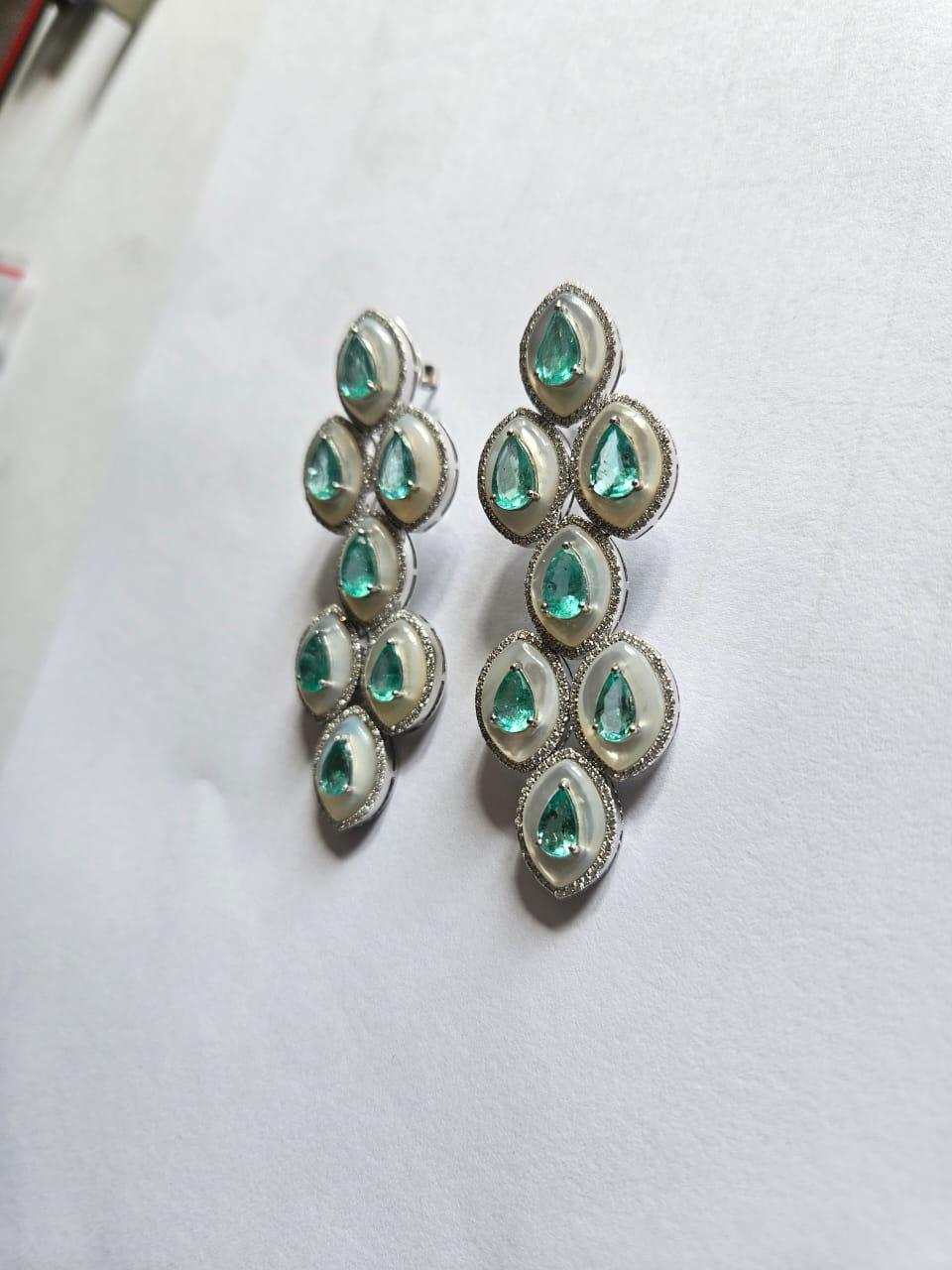 Boucle d'oreille chandelier en or 18 carats, émeraude de Colombie, nacre et diamant Neuf - En vente à Hong Kong, HK