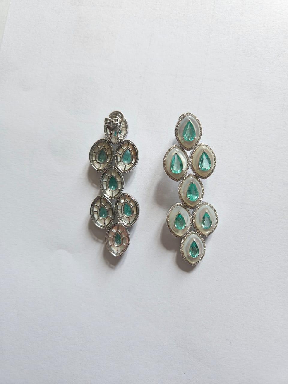 Taille poire Boucle d'oreille chandelier en or 18 carats, émeraude de Colombie, nacre et diamant en vente