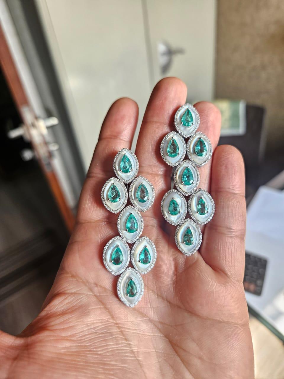 Moderne Boucle d'oreille chandelier en or 18 carats, émeraude de Colombie, nacre et diamant en vente