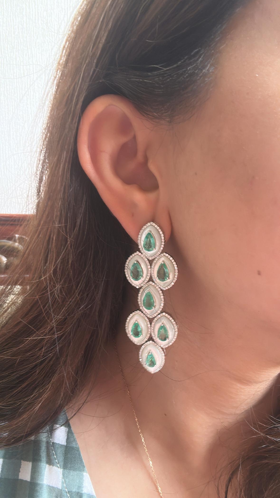 Boucle d'oreille chandelier en or 18 carats, émeraude de Colombie, nacre et diamant Unisexe en vente