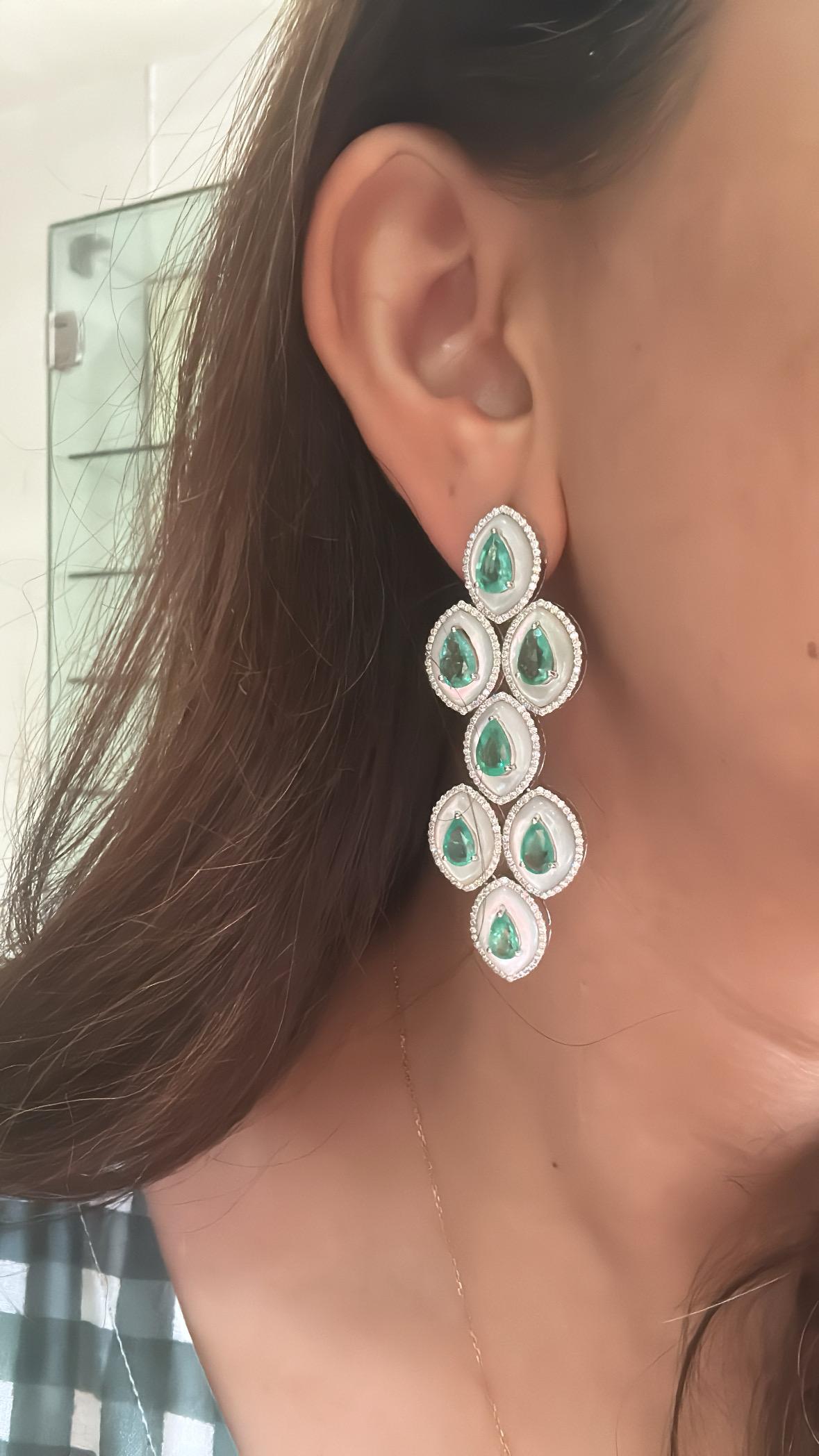 Boucle d'oreille chandelier en or 18 carats, émeraude de Colombie, nacre et diamant en vente 1
