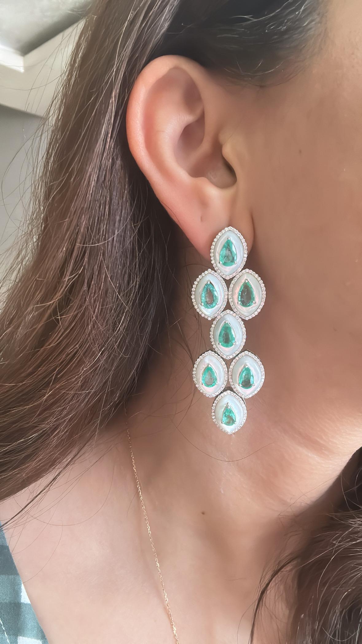 Boucle d'oreille chandelier en or 18 carats, émeraude de Colombie, nacre et diamant en vente 2