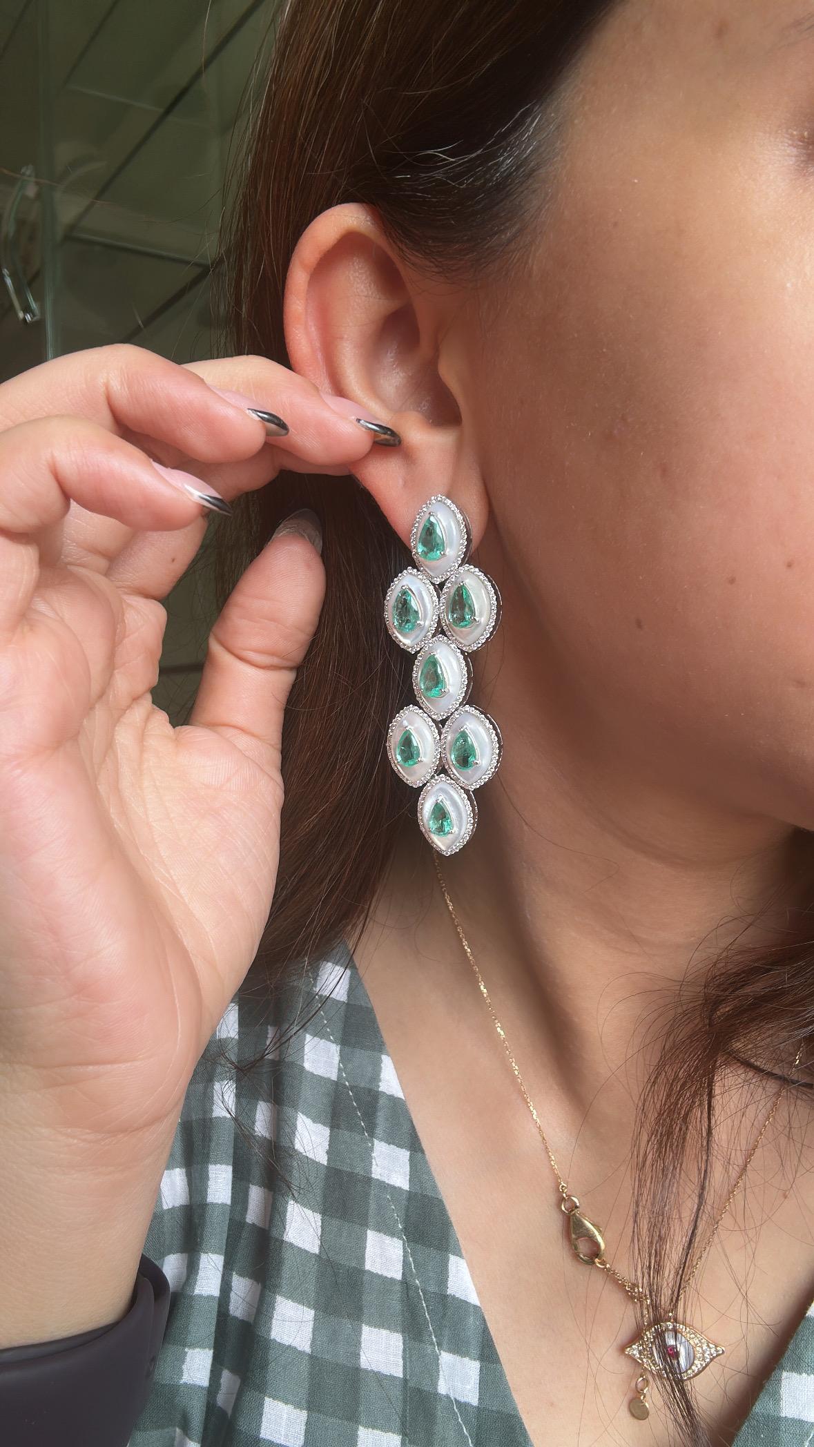 Boucle d'oreille chandelier en or 18 carats, émeraude de Colombie, nacre et diamant en vente 4