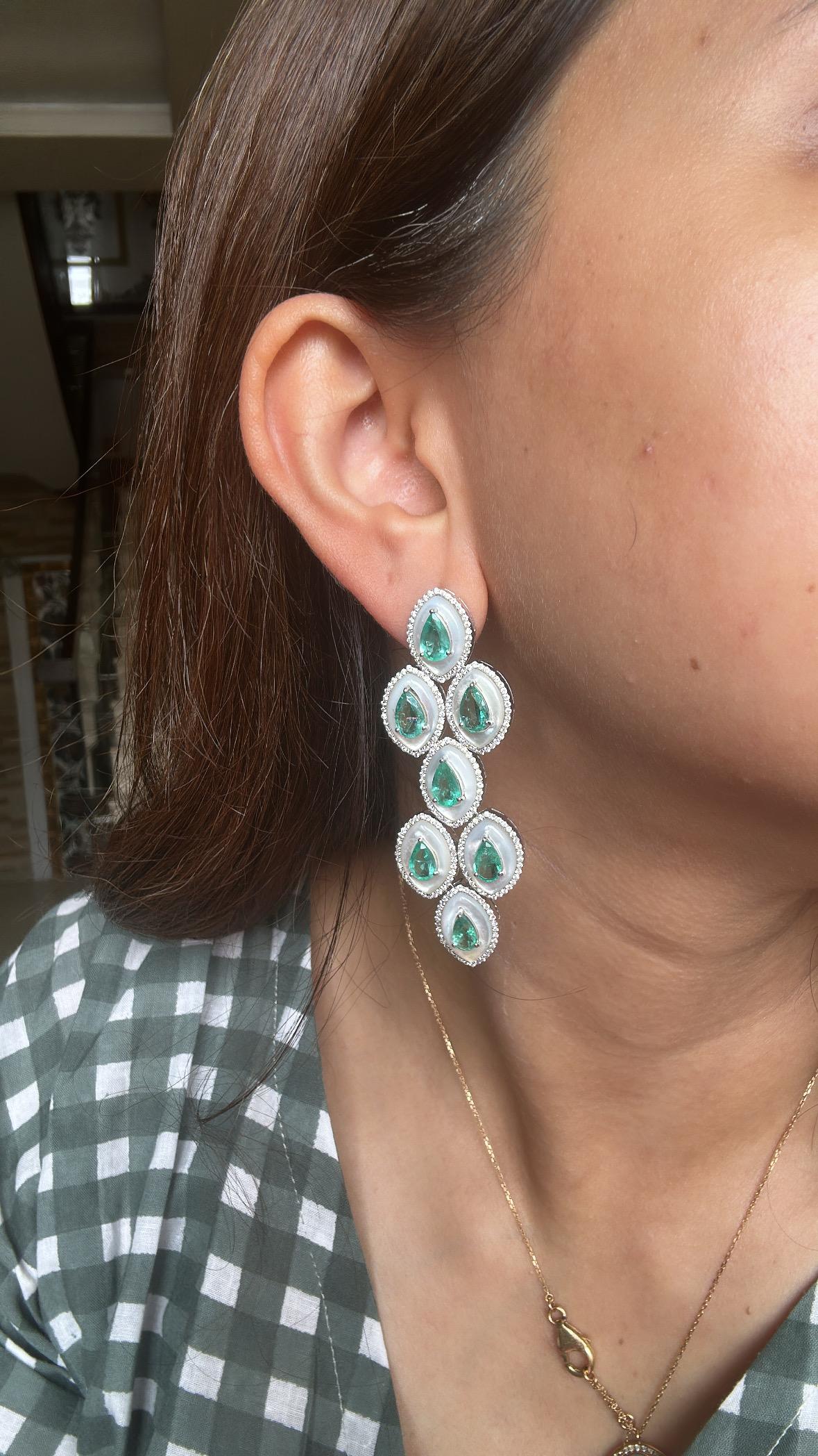 Boucle d'oreille chandelier en or 18 carats, émeraude de Colombie, nacre et diamant en vente 5