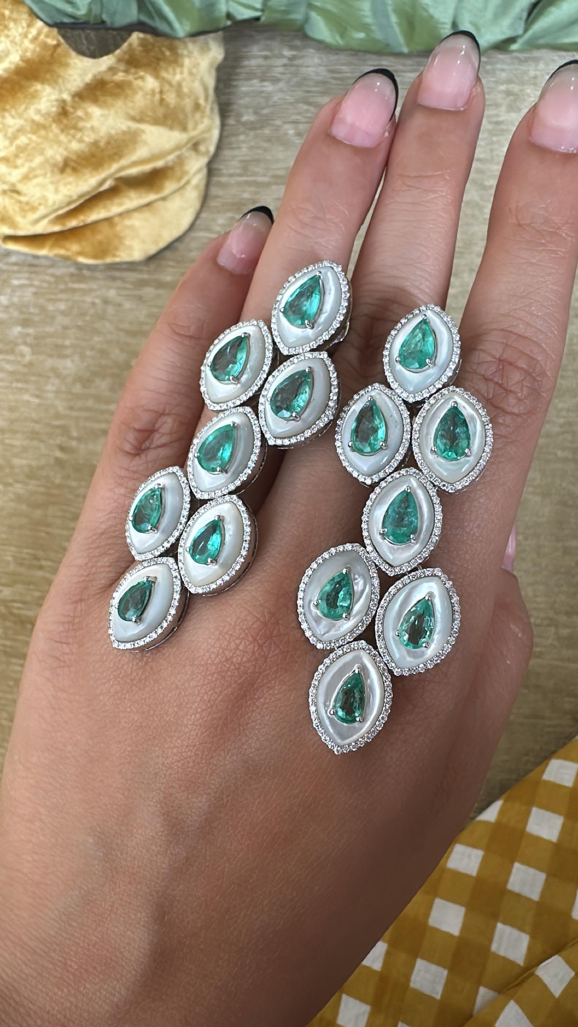 Boucle d'oreille chandelier en or 18 carats, émeraude de Colombie, nacre et diamant en vente 6