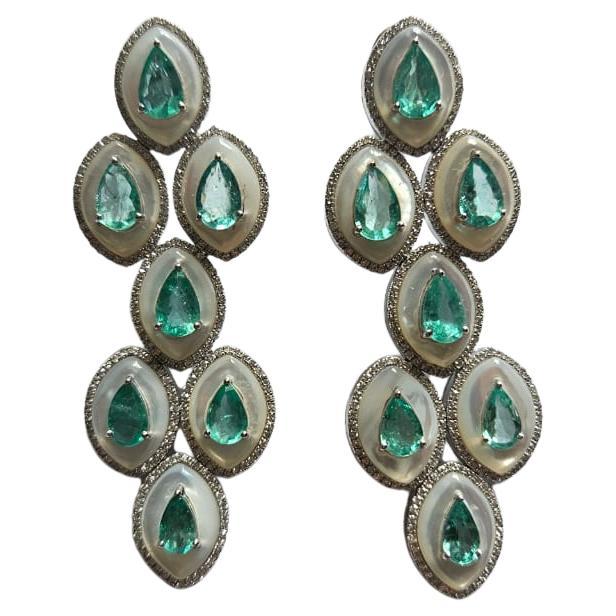 Boucle d'oreille chandelier en or 18 carats, émeraude de Colombie, nacre et diamant