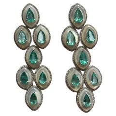 Boucle d'oreille chandelier en or 18 carats, émeraude de Colombie, nacre et diamant