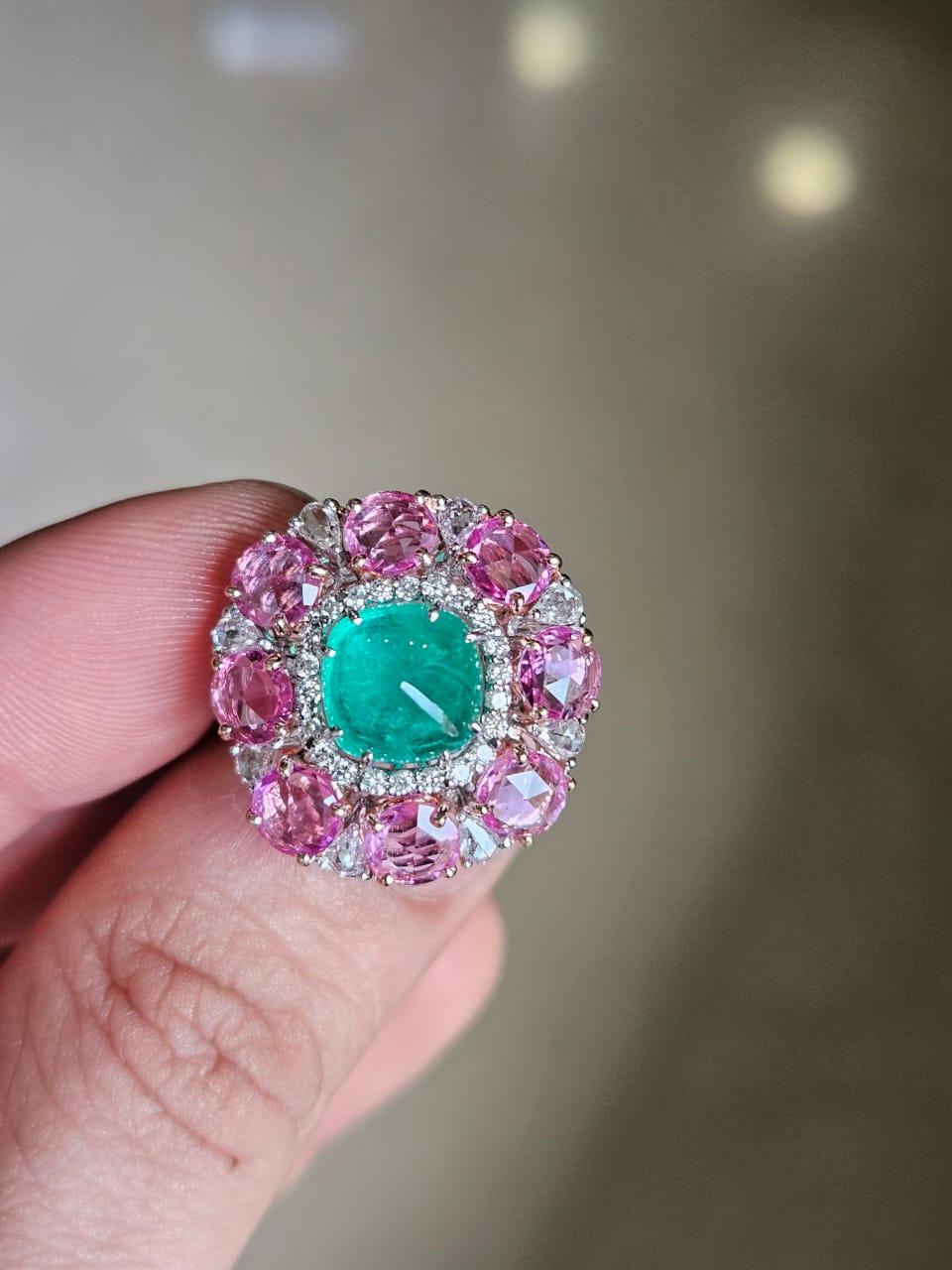 Ein wunderschöner, einzigartiger Cocktailring mit Smaragd und rosa Saphiren in 18 Karat Roségold und natürlichen Diamanten. Das Gewicht des Emerald Sugarloaf beträgt 2.54 Karat. Der Smaragd ist völlig natürlich, unbehandelt und stammt aus Kolumbien.