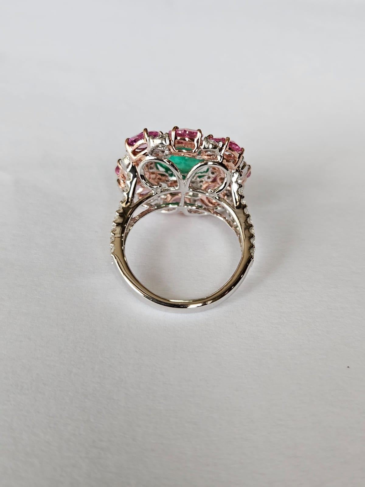 Kolumbianischer Cocktailring mit Smaragd im Zuckerhut-Schliff, rosa Saphiren und Diamanten im Rosenschliff (Moderne) im Angebot
