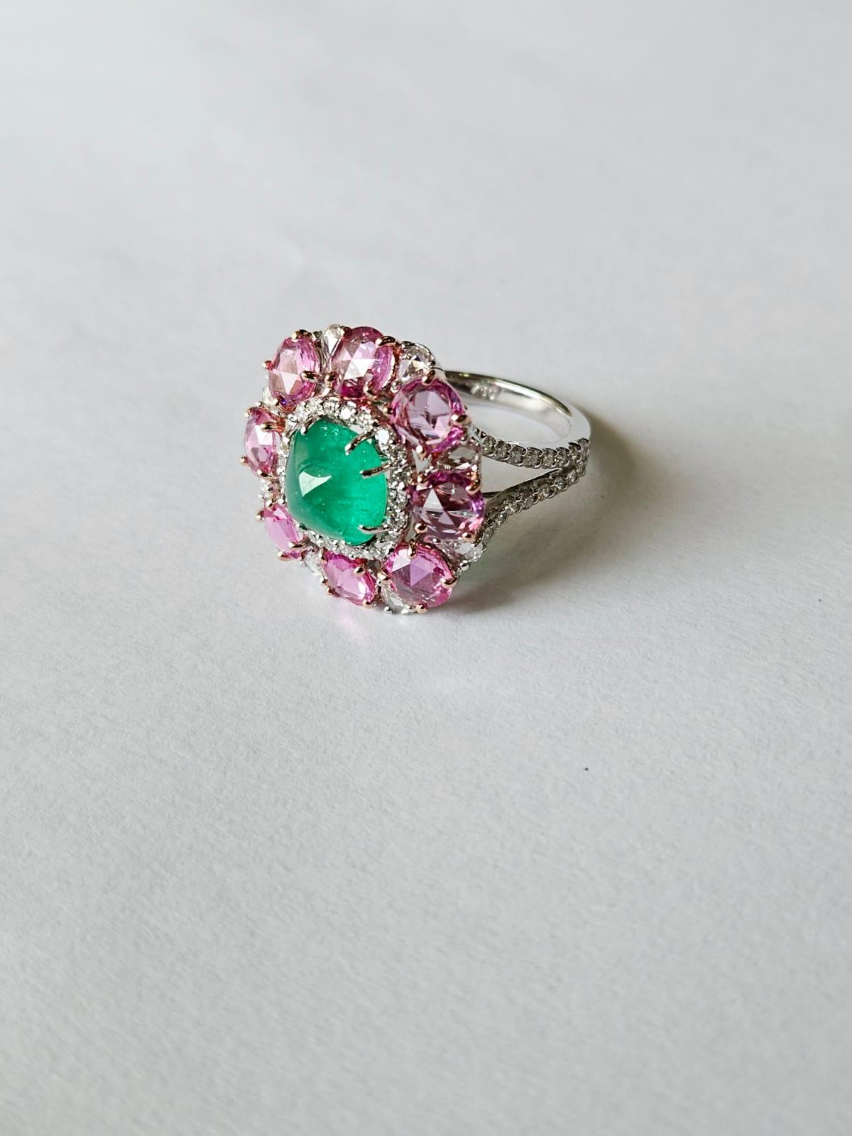 Kolumbianischer Cocktailring mit Smaragd im Zuckerhut-Schliff, rosa Saphiren und Diamanten im Rosenschliff (Kegel-Cabochon) im Angebot